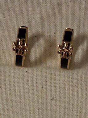Tory Burch Kira Enamel Huggie Earrings – Style 155515 | Color 720 | New